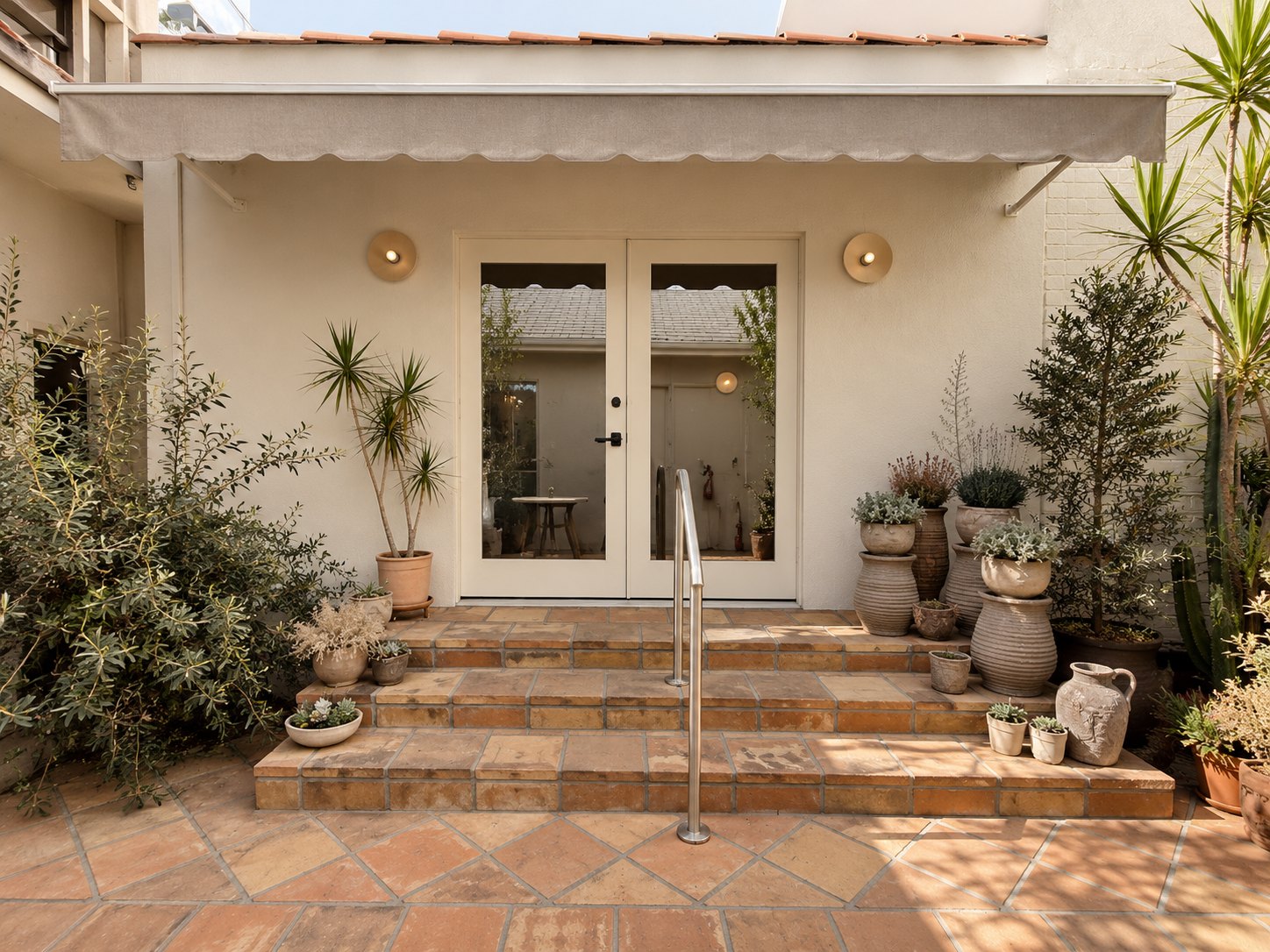 The ciēn entrance at 537 N La Cienega
